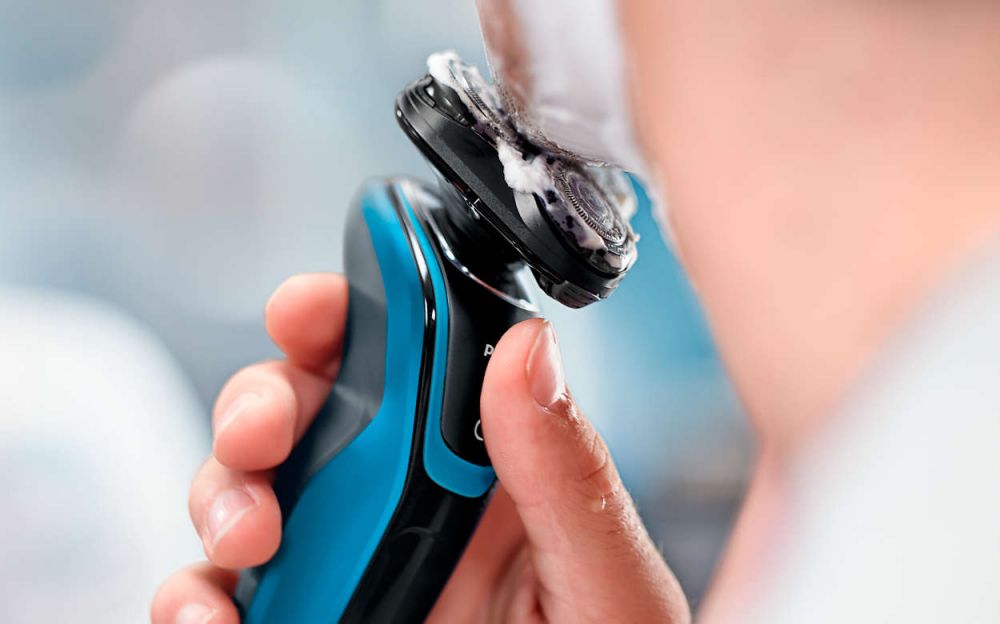 Philips AquaTouch Wet and dry electric shaver ComfortCut Blade System, 30 min cordless use/8 h charge, SmartClick precision trimmer S5050/06 Philips AquaTouch Wet and dry electric shaver ComfortCut Blade System, 30 min cordless use/8 h charge, SmartClick precision trimmer S5050/06