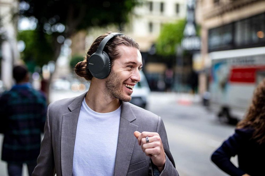 Sony WHCH710N/B Bluetooth Wireless / Wired - Noise Cancellation Headphone - Battery 35h - 10 min charge plays up to 60 min - Mobile / Laptop Sony WHCH710N/B Bluetooth Wireless / Wired - Noise Cancellation Headphone - Battery 35h - 10 min charge plays up to 60 min - Mobile / Laptop
